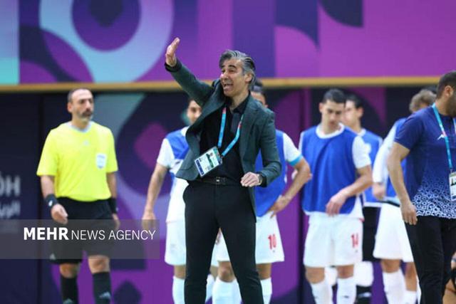 شمسایی: داور در حد بازی بزرگ نبود/ هیچ چیز مقدس‌تر از پرچم ایران نیست