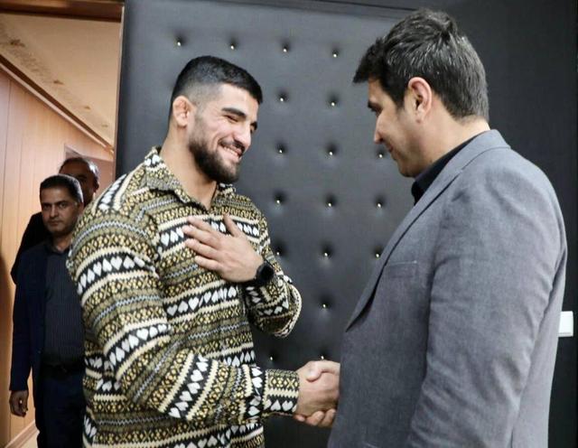 تقدیر استاندار کردستان از مبین عظیمی کشتی‌گیر پرافتخار استان