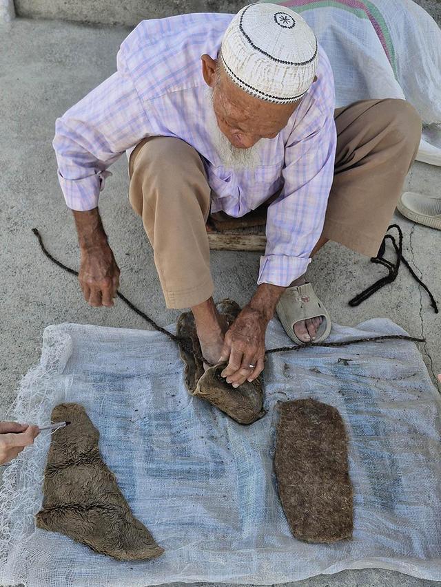 باززنده سازی یک رشته در معرض فراموشی در گلستان/ احیای پاپوش‌های سنتی ترکمن
