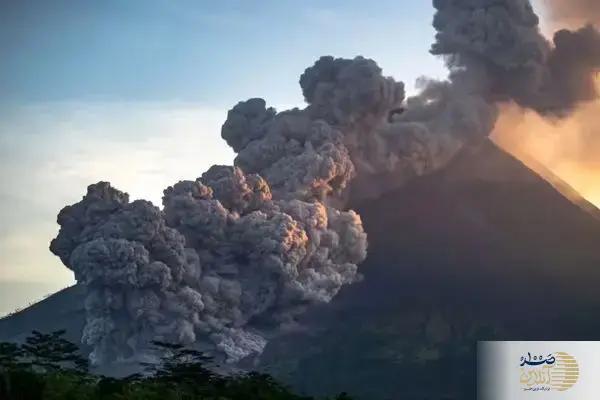 ببینید/ تصادف مهیب قطار باری با کامیون پر از خودرو
