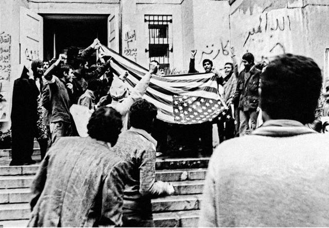 نقد کتاب ایستگاه خیابان روزولت روایتی مستند از تسخیر سفارت آمریکا در تهران