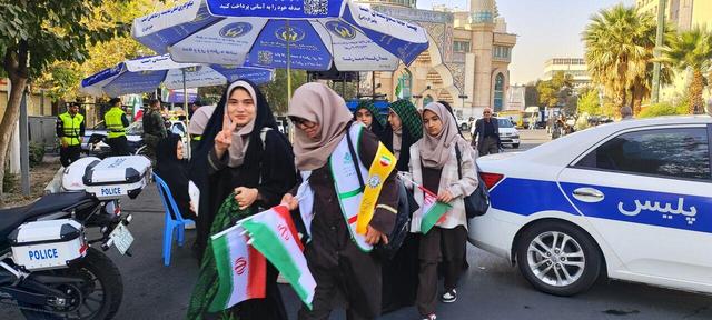 آغاز راهپیمایی ۱۳ آبان در تهران؛ دانش‌آموزان پای کار انقلاب و نظام