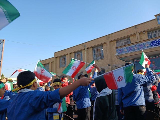 طنین استکبارستیزی در مدرسه‌های فارس؛ ۱۳ آبان راه بیداری ملت ایران است+ فیلم