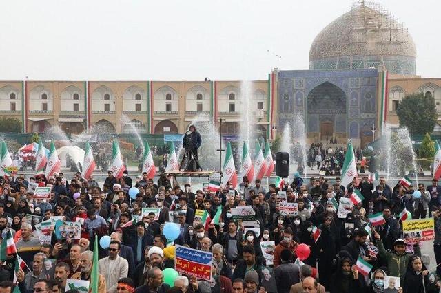 حاشیه‌های راهپیمایی ۱۳ آبان اصفهان؛ از حرکات نظامی تا ماکت پهپاد سرنگون شده