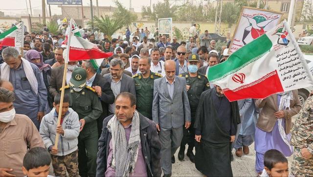 فیلم| حضور مردم منطقه سیستان در راهپیمایی ۱۳ آبان با وجود طوفان