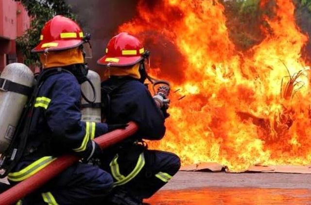 فرماندار: جست‌وجو برای یافتن کارگر مفقود در آتش‌سوزی شرکت نفت گرمسار ادامه دارد