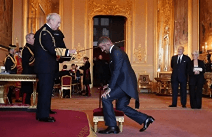 ببینید / دیوید بکام نشان شوالیه را از پادشاه انگلیس دریافت کرد