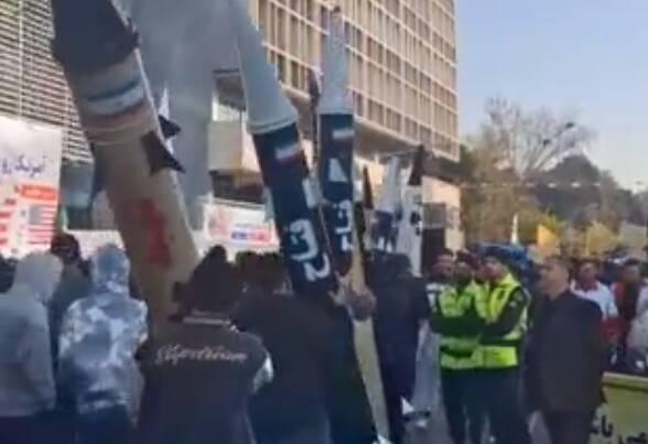 فیلم/ حمل موشک‌های ایرانی توسط دانش‌آموزان در راهپیمایی ۱۳ آبان