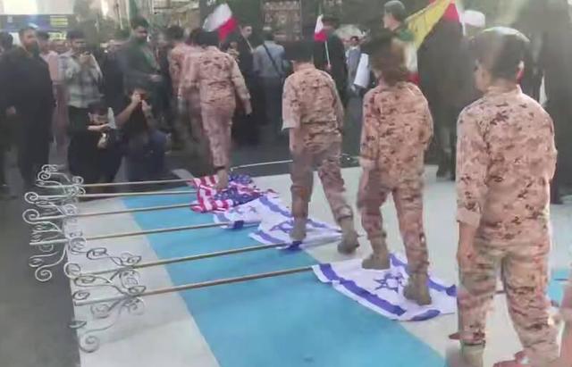 فیلم/ پرچم اسرائیل در راهپیمایی ۱۳ آبان لگد مال شد