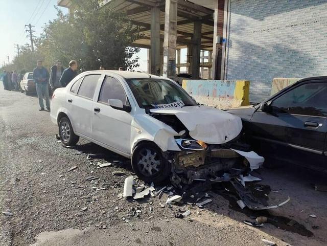 مصدومیت ۱۵ دانش آموز در تصادف ۳ خودروی سرویس مدارس