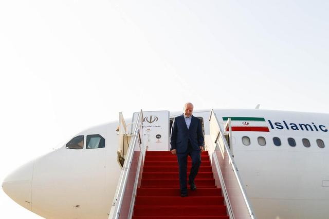 استقبال رئیس مجلس ملی پاکستان از دکتر قالیباف در بدو ورود به فرودگاه اسلام آباد