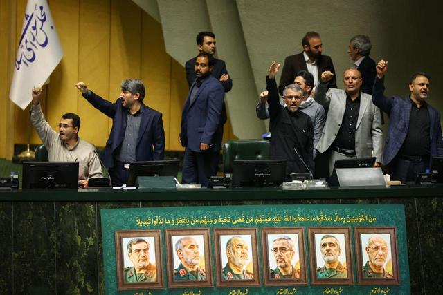 تصویر متفاوت ذوالنوری در صحن علنی مجلس خبرساز شد + عکس