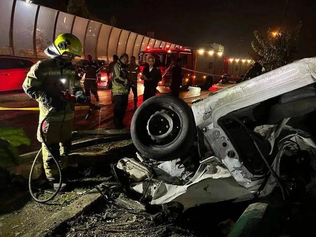 ببینید | برخورد خودرو با گاردریل حین فعالیت شبانه پاکبانان