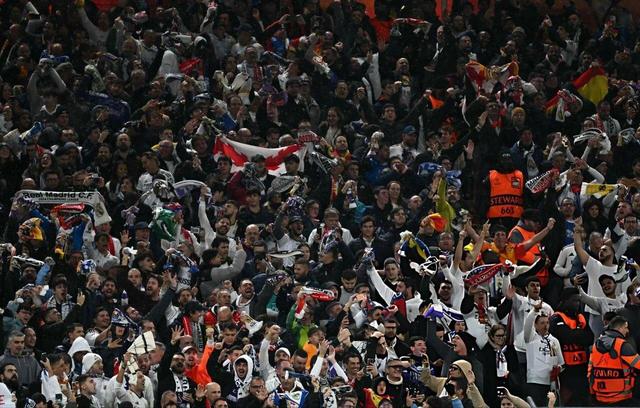 عکس| خواستگاری و جواب مثبت در حساس‌ترین بازی لیگ قهرمانان اروپا!