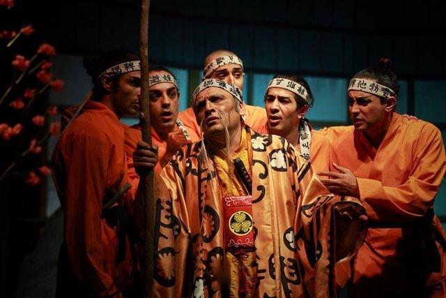 کارگردان «مادر کیو»: پذیرفتند که برای دو شخصیت زن به طور کامل از کلاه‌گیس استفاده کنیم