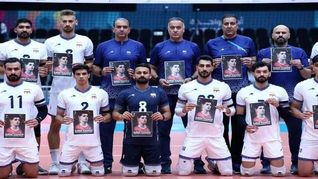 ببینید | یک دقیقه سکوت والیبالیست‌ها به یاد صابر کاظمی در آغاز دیدار ایران و بحرین