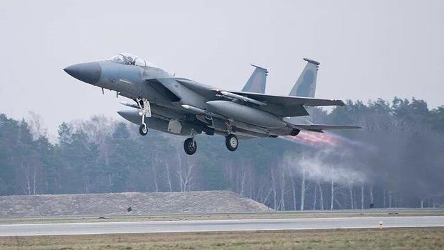 لحظه عجیب خاموش شدن موتور اف ۱۵ و انصراف از تیک آف + فیلم