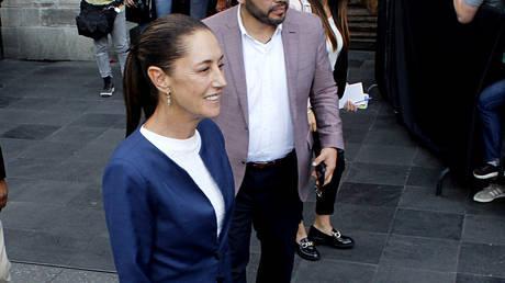 Man gropes Mexico’s president (VIDEO)