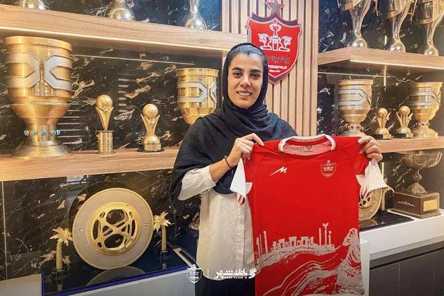 پاسخ تحقیرآمیز دروازه‌بان زنان پرسپولیس به شادی جنجالی گلزن استقلالی خاتون؛ «ریز می‌بینمت»! +عکس