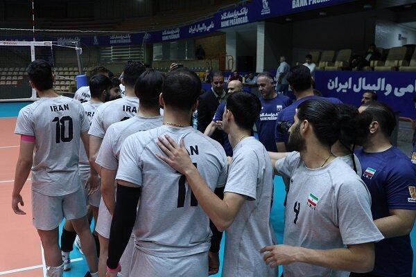 ملی پوشان والیبال با بازوبند مشکی وارد زمین می‌شوند