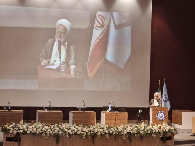 امام جمعه اراک بر ضرورت تحول علمی و فناورانه با همت دانشگاهیان تأکید کرد