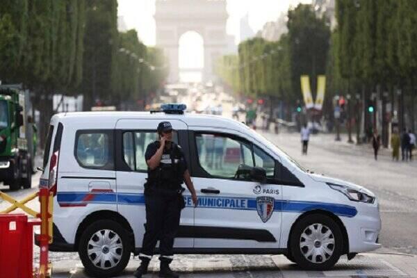 ورود خودرو به میان جمعیت در فرانسه؛ ۱۰ نفر زخمی شدند
