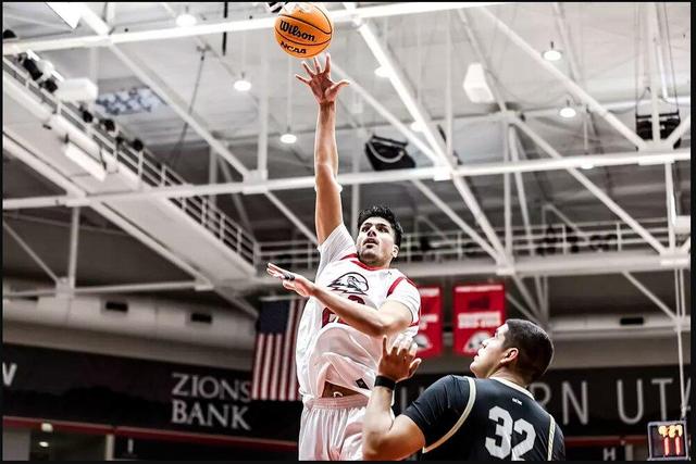 پیروزی یاران پارسا فلاح در اولین بازی فصل لیگ NCAA