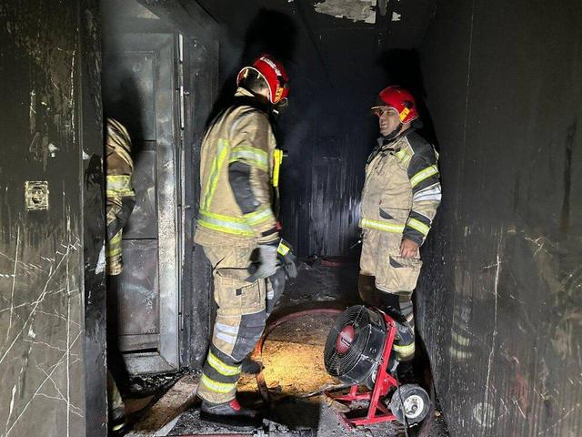 نجات ۸ نفر از جمله یک کودک دو ساله در آتش‌سوزی یک ساختمان اداری