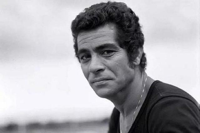 عکس | تصویری از بهروز وثوقی با خودروی لوکس شخصی در تهران در دهه ۵۰