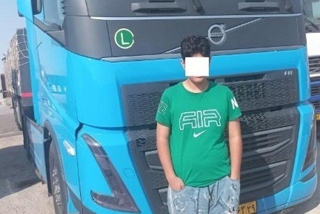 توقیف کامیون کشنده تریلی با راننده ۱۴ ساله در هرمزگان