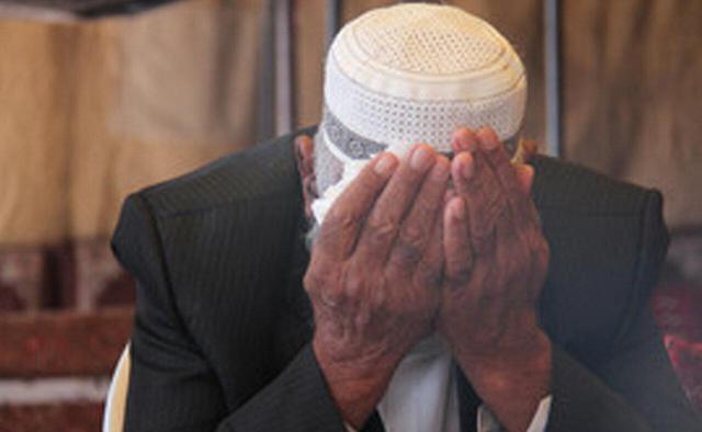 ببینید | اشک‌های ناتمام فرهاد قائمی در آغوش پدر مرحوم صابر کاظمی