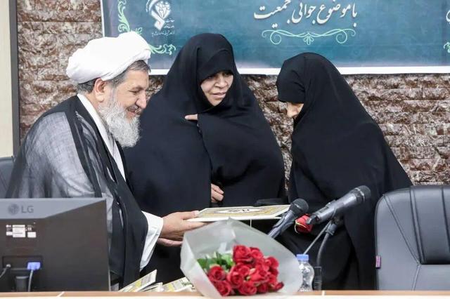 بانک اطلاعاتی همسران پاسداران تهیه می‌شود