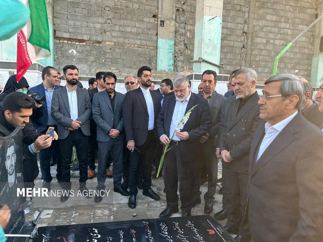 استاندار تهران به مقام شامخ شهدای بهارستان ادای احترام کرد