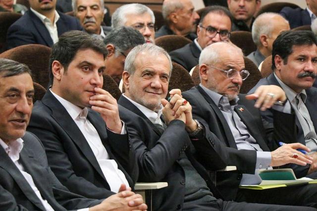 نشست سرمایه‌گذاران و فعالان اقتصادی کردستان با رئیس جمهور در سنندج