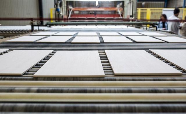 افتتاح یک کارخانه کاشی و سرامیک در سمنان