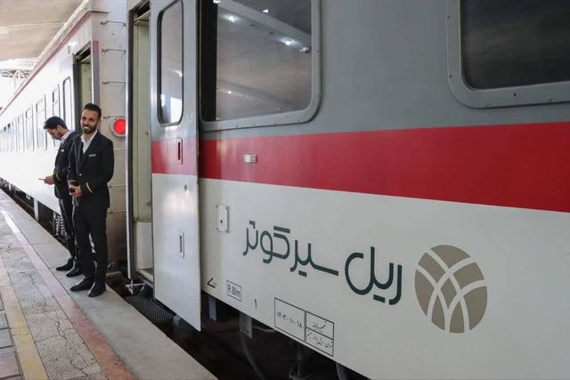 دومین قطار گردشگری مثلث طلایی وارد یزد شد