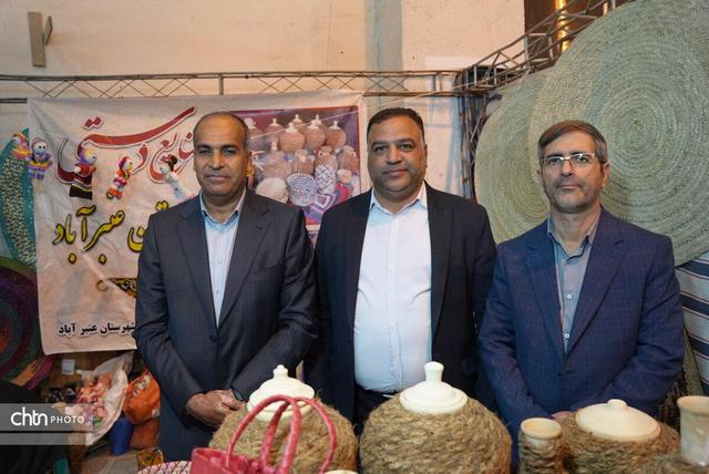 حضور فرماندار عنبرآباد در غرفه هنرمندان این شهرستان در هفدهمین نمایشگاه ملی صنایع‌دستی کرمان