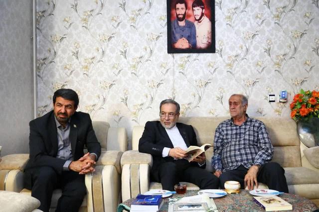 حضور وزیر امور خارجه در منزل خانواده شهیدان حاجی‌بابایی در همدان  