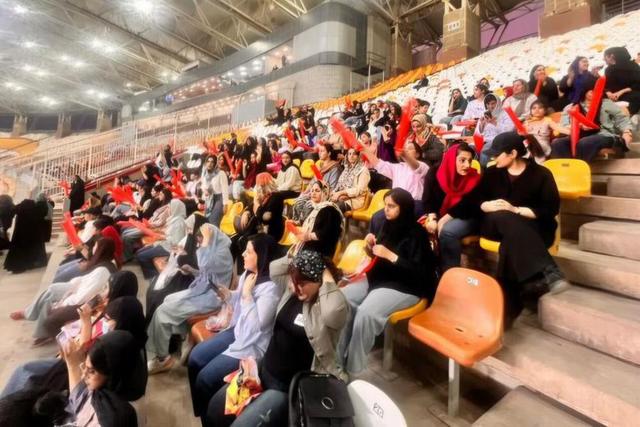 صدای شادی بانوان در سکوهای فولاد پیچید