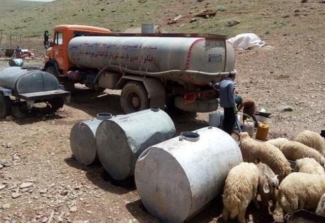 ارسال ۱۰ تانکر آب دو هزار لیتری به مناطق محروم خراسان جنوبی با مشارکت خیرین   