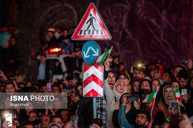 رونمایی از مجسمه «زانو زنندگان برابر ایران» در میدان انقلاب اسلامی