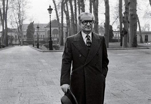 عکس/ بازدید محمدرضا پهلوی از دبیرستان البرز؛ سال ۱۳۵۳