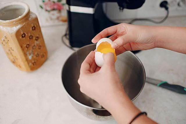 چگونه از بوی زهم تخم مرغ در کیک جلوگیری کنیم؟ ؛ نکات هم زدن تخم مرغ برای کیک