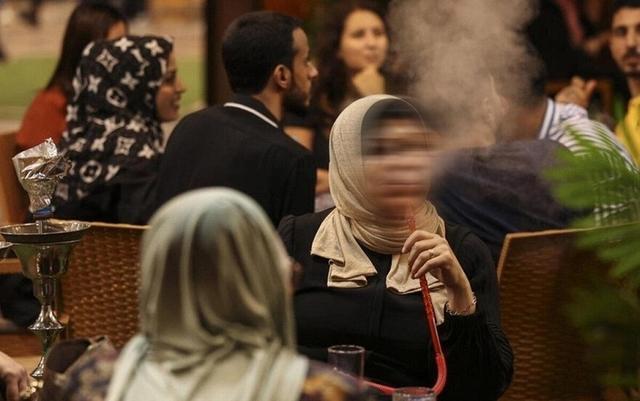 زنان، آمار مصرف قلیان را دو برابر کردند | قلیان‌های طعم‌دار در صدر مصرف