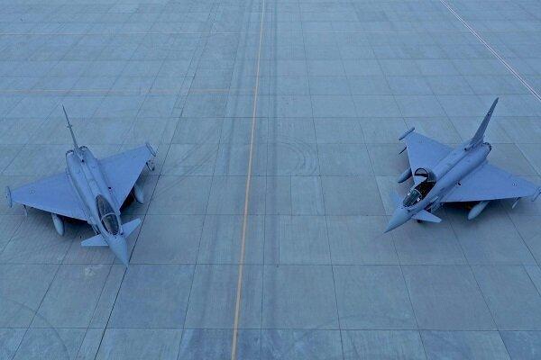 فرود ۲ جنگنده تایفون در پایگاه هوایی کشور همسایه