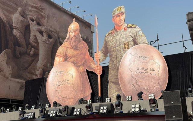 اولین تصویر از سرداران و سربازان ایران در میدان انقلاب