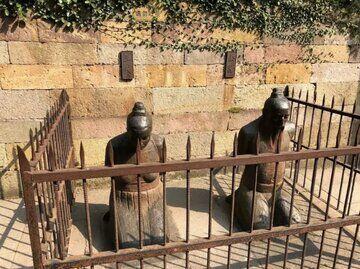 این دو نفر هر روز از هزاران نفر کتک می‌خورند