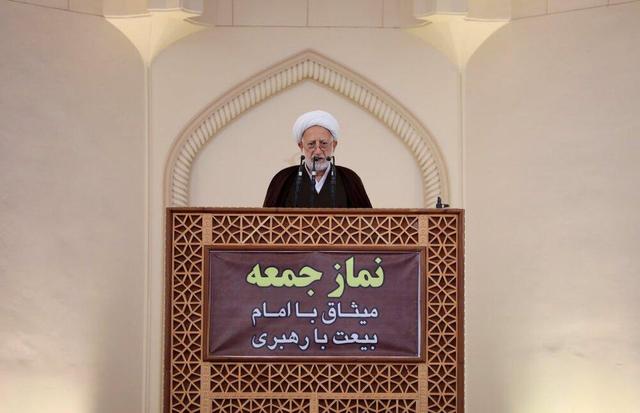 ملت ایران در مقابل استکبار ایستاده است