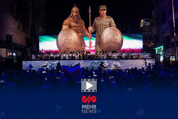 اجرای پرواز همای در مراسم رونمایی از مجسمه «زانوزنندگان مقابل ایران»