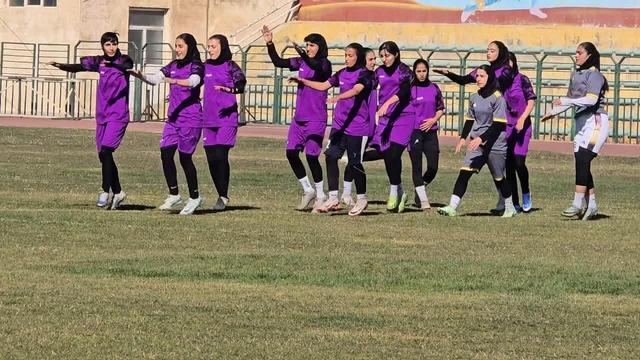 فیلم| کُری خوانی بازیکنان همدان در آستانه بازی مقابل آبی های پایتخت درلیگ یک فوتبال بانوان